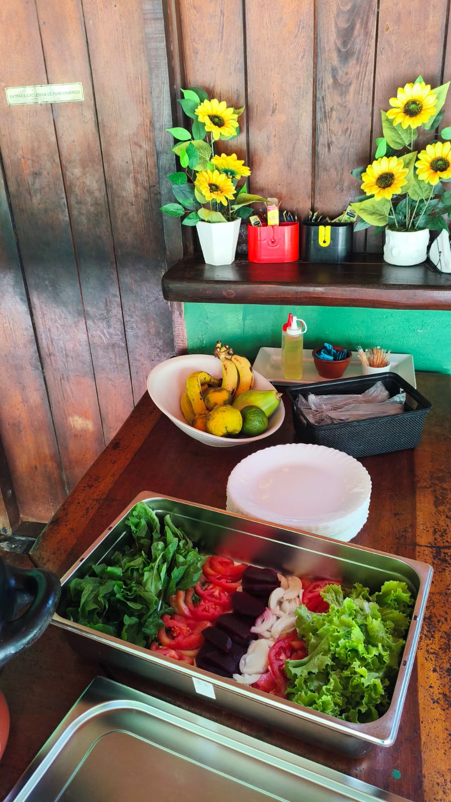 Saladas preparadas no restaurante do Refúgio das Águas